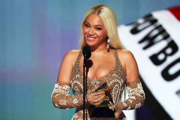 Scène surréaliste aux Grammys : l'indignation des internautes explose