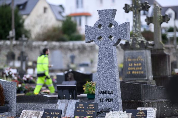 Vandalisme sur la Tombe de Jean-Marie Le Pen après sa Mort