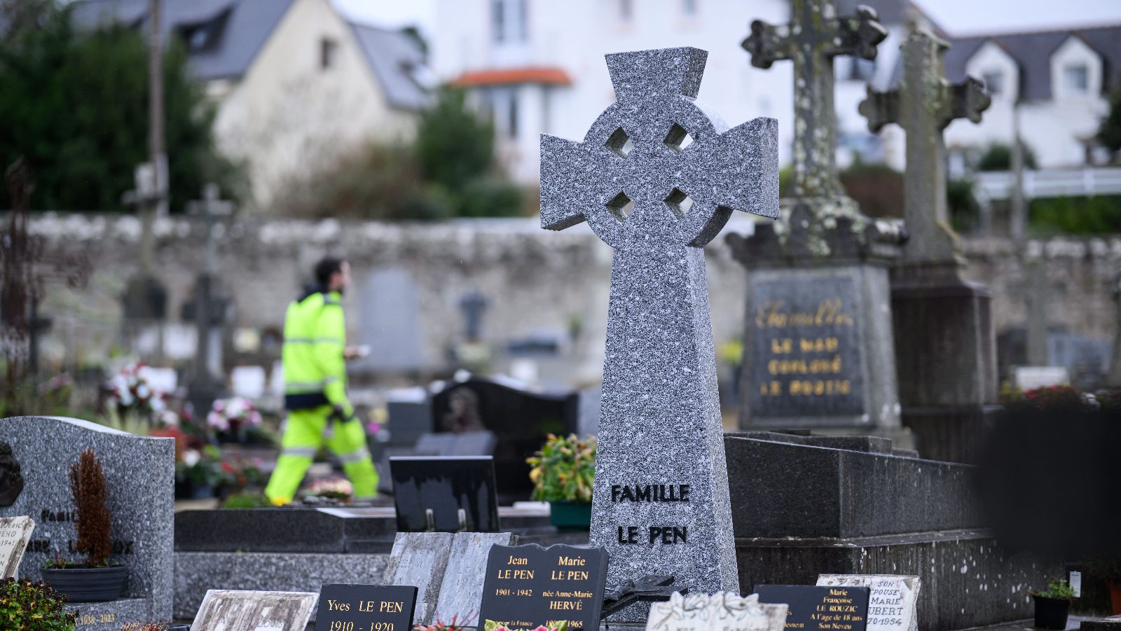 Vandalisme sur la Tombe de Jean-Marie Le Pen après sa Mort