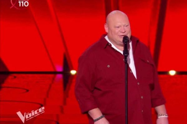 Candidat tombe pendant les auditions à l'aveugle de The Voice