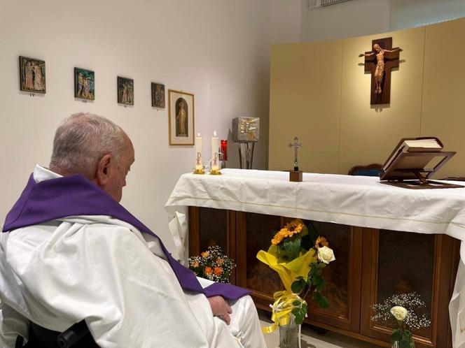 La première apparition publique du Pape François après son hospitalisation